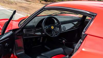 Nero / Rosso Alcantara - Nero StitchingInterior image