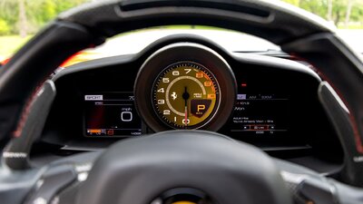 Nero / Rosso LeatherInterior image