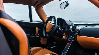 Cuoio / Nero Leather - Bianco StitchingInterior image