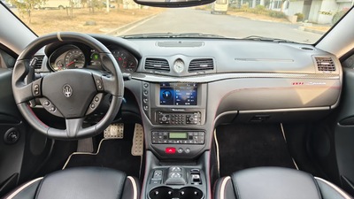 Black Leather - White StitchingInterior image