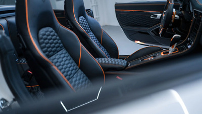 Black Leather - Orange Stitching / PipingInterior image