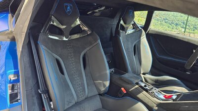 Nero Ade Alcantara / Leather - Blu Amon Stitching / PipingInterior image