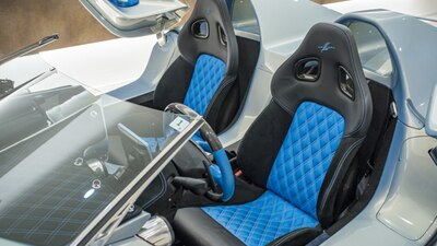 Nero / Blu Alcantara / Leather - Blu StitchingInterior image
