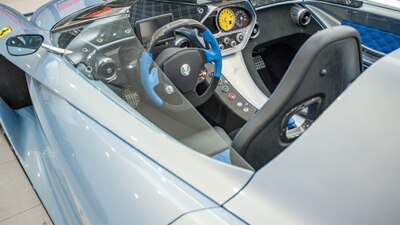 Nero / Blu Alcantara / Leather - Blu StitchingInterior image