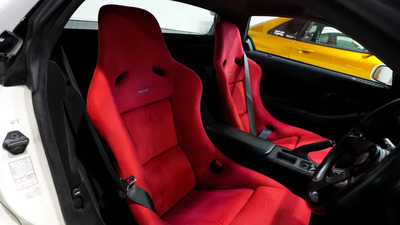 Red Cloth - Black LeatherInterior image