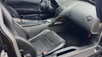 Nero Perseus Leather / Grigio Sirius Alcantara - Argento StitchingInterior image