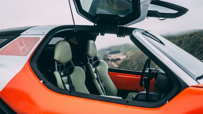 Pistachio Green Leather / Silver Fabric InsertsInterior image
