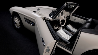 Black / White LeatherInterior image