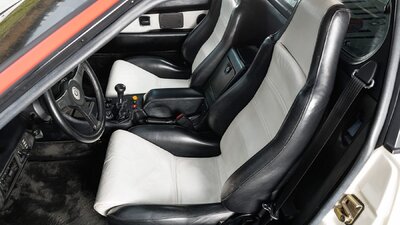 Black / White LeatherInterior image