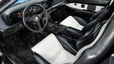 Black / White LeatherInterior image