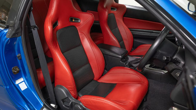 Black Leather / Red AlcantaraInterior image
