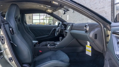 Black Leather / AlcantaraInterior image