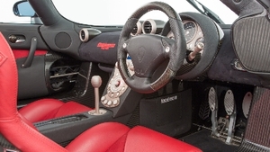 Red / Black Leather / Black AlcantaraInterior image