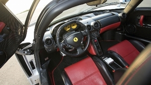 Nero / Rosso Leather - Rosso StitchingInterior image