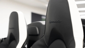 Black / Carrara White LeatherInterior image