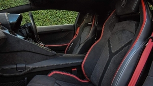 Nero Leather / Alcantara - Rosso StitchingInterior image