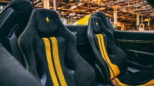 Nero Alcantara - Giallo Stitching / PipingInterior image