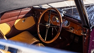 Beige / Brown LeatherInterior image