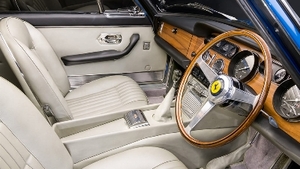 Grigio Leather - Bianco StitchingInterior image