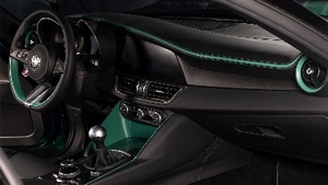 Black Leather - Montreal Green Stitching / PipingInterior image