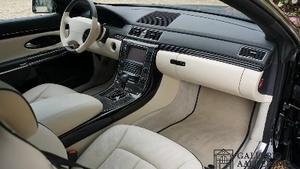 Black / White LeatherInterior image