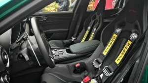 Black Leather / Alcantara - Green / White StitchingInterior image