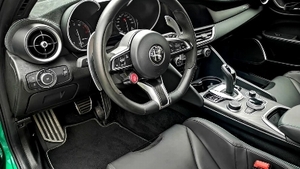 Black Leather / Alcantara - Green / White StitchingInterior image