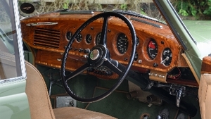 Neulla Tan LeatherInterior image