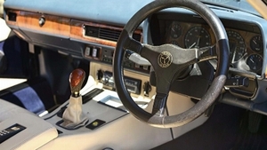 Cream Leather - Blue PipingInterior image