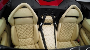 Avorio Lilium Leather - Rosso StitchingInterior image