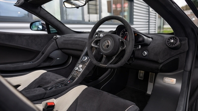 Almond White Leather / Carbon Black AlcantaraInterior image