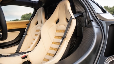 Black Leather / AlcantaraInterior image