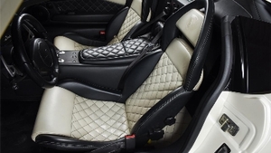 Bianco / Nero LeatherInterior image