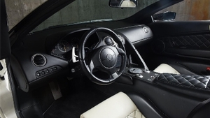 Bianco / Nero LeatherInterior image