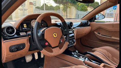 Beige Leather / AlcantaraInterior image