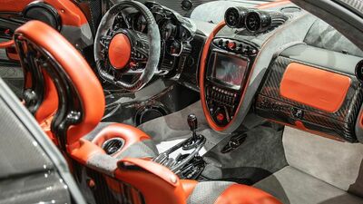 Ametista Leather / Grigio Alcantara - Nero StitchingInterior image
