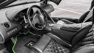 Nero Leather - Bianco StitchingInterior image