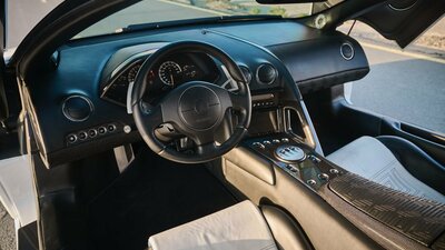 Black / White Leather - Black StitchingInterior image