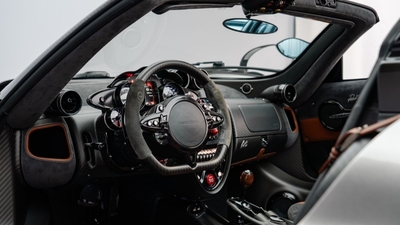 Alpha Centauri Leather / Grey Alcantara - Beige StitchingInterior image