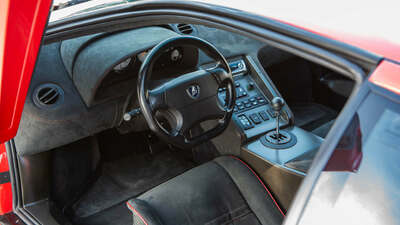 Nero Alcantara - Rosso PipingInterior image