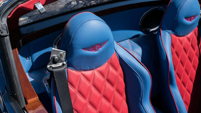 Blue / Romeo Red LeatherInterior image