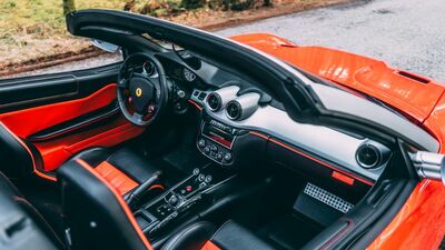 Nero / Arancio LeatherInterior image