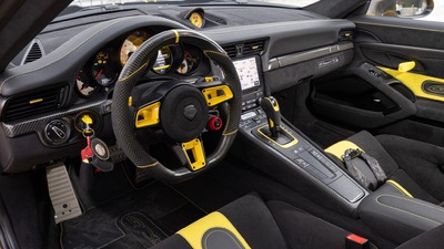 Black Leather / Alcantara - Yellow Stitching / PipingInterior image