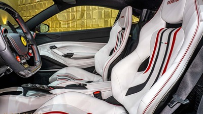 Nero / Bianco Leather - Rosso Stitching / PipingInterior image