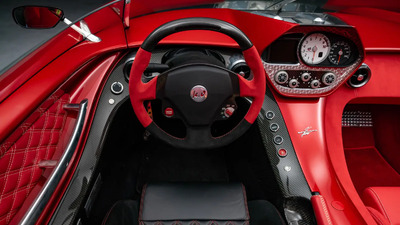 Rosso Leather / Alcantara - Bianco Stitching / Nero Leather / Alcantara - Rosso StitchingInterior image