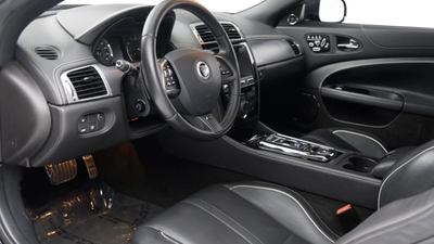 Warm Charcoal Leather - Ivory Stitching / PipingInterior image