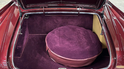 Tan / Burgundy LeatherInterior image