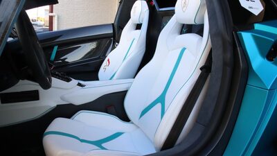 Bianco Leather / Nero Cosmus Alcantara - Blu Uranus Inserts - Blu Uranus / Oro Stitching / PipingInterior image