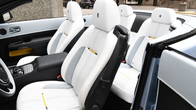 Artic White LeatherInterior image
