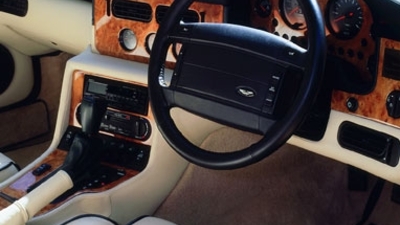 Black / White LeatherInterior image